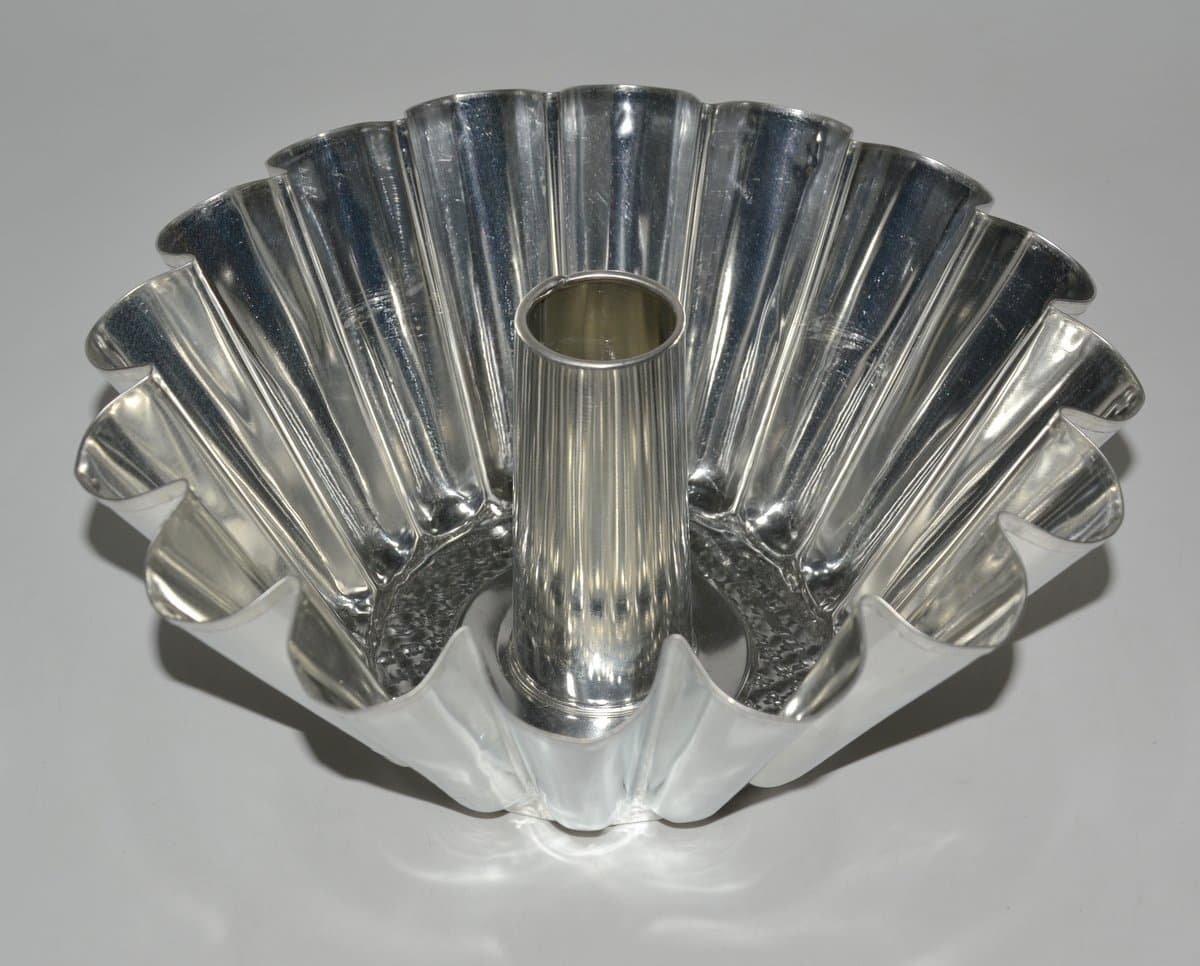 Forma metalowa karbowana z kominem do babki, średnica 24 cm