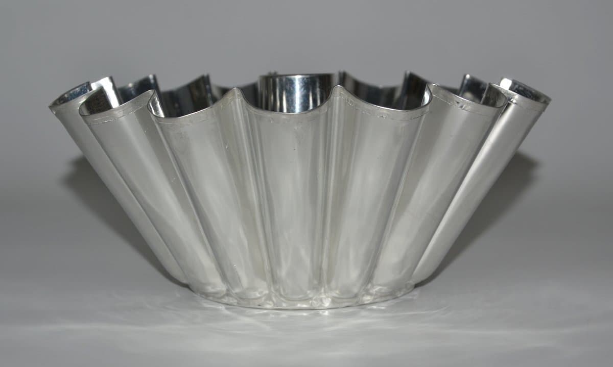 Forma metalowa karbowana z kominem do babki, średnica 24 cm